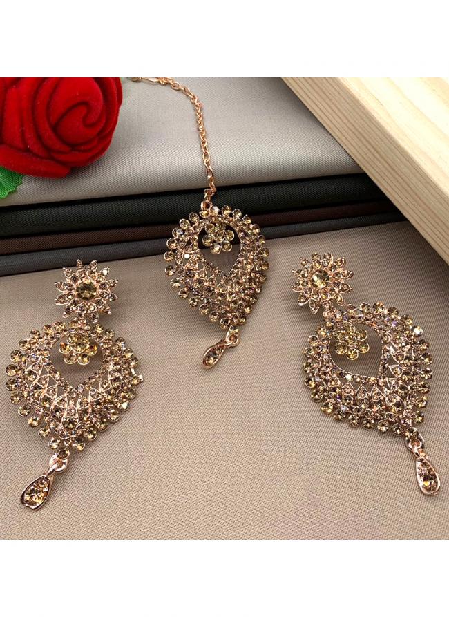 Brown Stone Studded Shining Earrings With Maang Tikka